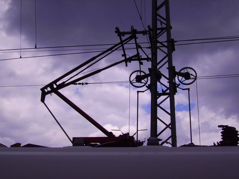 Detailaufnahme eines Stromabnehmers eines ICE-T. hamburg-Altona, 30.06.07