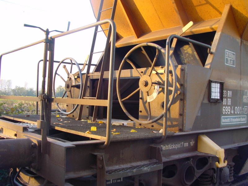 Detailaufnahme eines vierachsigen Schttgutwaggons der OHU im Kieswerk Friesenheim, aufgenommen am 26.10.2003