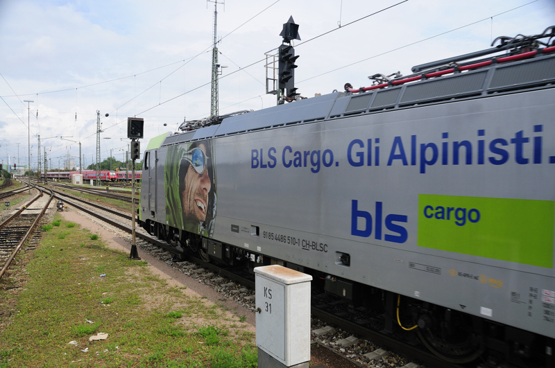 Detailaufnahme und Geheimniserffnung: Auch 486 510 ist eine  Alpinisten -Lok. Hier sogar mit der  italienischen  Seite. (Basel Bad, 10.08.09).