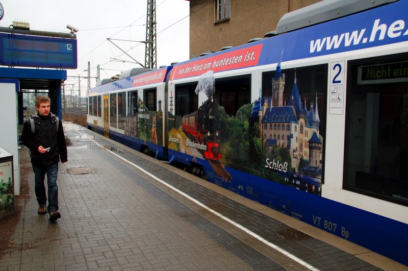 Detailaufnahme der Harz-Werbung auf einem Triebwagen der HEX am 22.02.09. Wer erkennt sich wieder :-)?