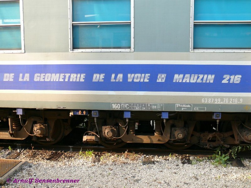 Detailaufnahme der Messdrehgestelle des achtachsigen SNCF-Messwagens  CONTROLE DE LA GEOMETRIE DE LA VOIE MAUZIN 216  zur Kontrolle der Gleisgeometrie.
08.06.2007  Lyon-Perrache