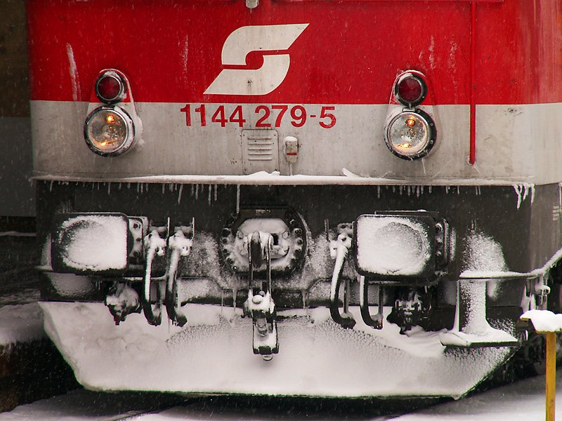Detailaufnahme der mit Schnee und Eiszapfen versehenen Lokfront der 1144 279, Wien West (16.11.2007)