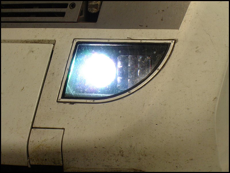 Detailaufnahme der neuen LED-Leuchten an einem InterCity Steuerwagen. Aufgenommen am 21.12.2006 in Berlin HBF