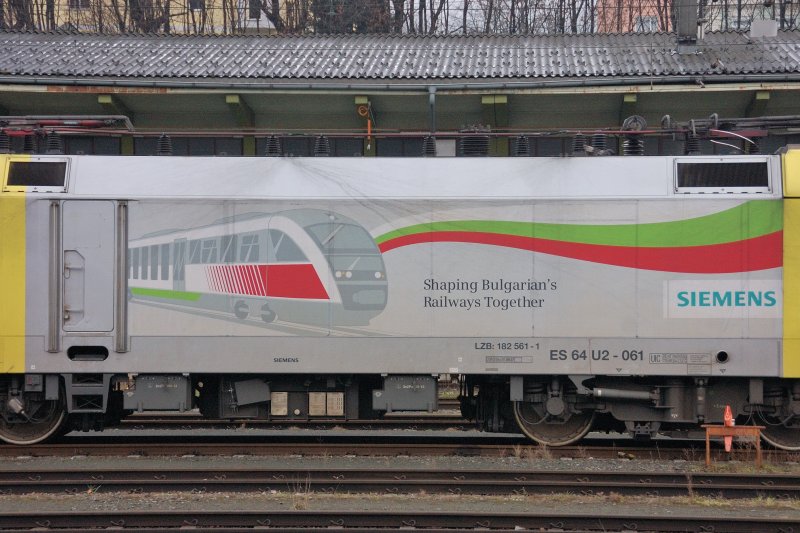 Detailaufnahme der Seitenflche von ES 64 U2-061  Shaping Bulgarians Railways Together.  (Dez. 2008).