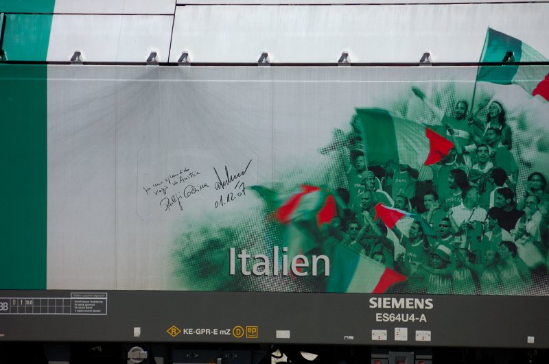 Detailaufnahme der Widmung der italienischen Schiedsrichterlegende Piereluigi Collina auf der  Italien -Lok 1216 004-2. 