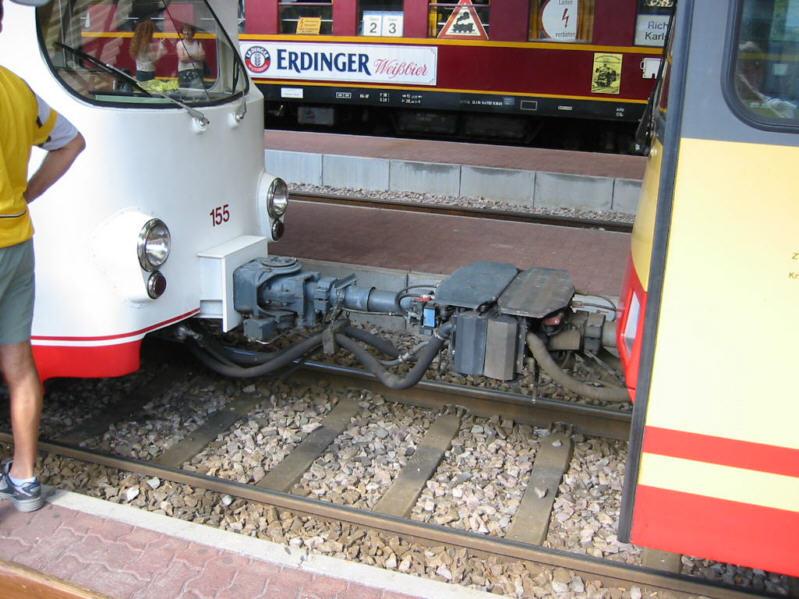 Detailbild der Kupplung zwischen einem Stadtbahn-Wagen (rechts) und dem  Fahrrad-Express . 