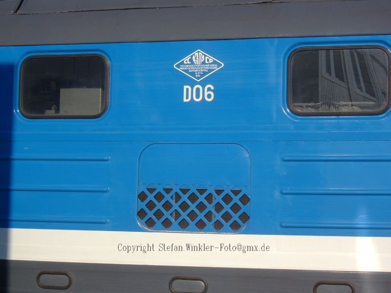 Detailfoto auf das liebevoll frisch lackierte Fabrikschild der Regental D 06, aufgenommen im Januar 2006 von der Luftbr�cke im Hofer Hbf aus.