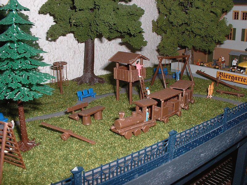 Details der Anlage: Abenteuer-Spielplatz (Faller 577) ber dem Bahnhof  Vaihingen/Enz .