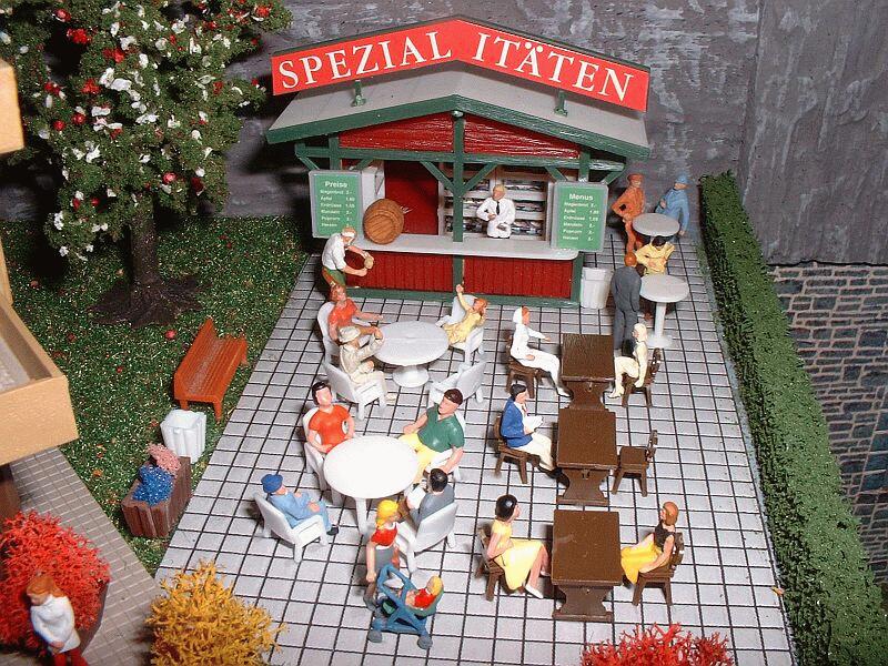 Details der Anlage: Spezialitten-Kiosk (Faller 454) in der Vorstadt. Die Figuren sind von Faller, Noch und Preiser.