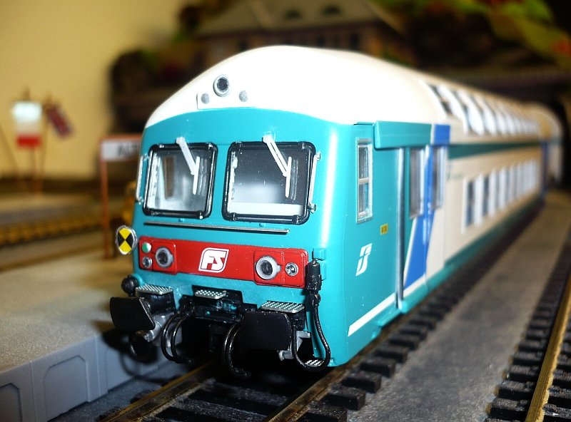 Details des Steuwagens Typ XMPR der FS aus dem ViTrains-Set 1006, die Detailierung ist sehr gut, Trittstufen und Haltestangen sind aus getzten Blech (Zurstteile) und Federpuffer, auch die Fahreigenschaften sind gut. Aufgenommen 28.10.2007.