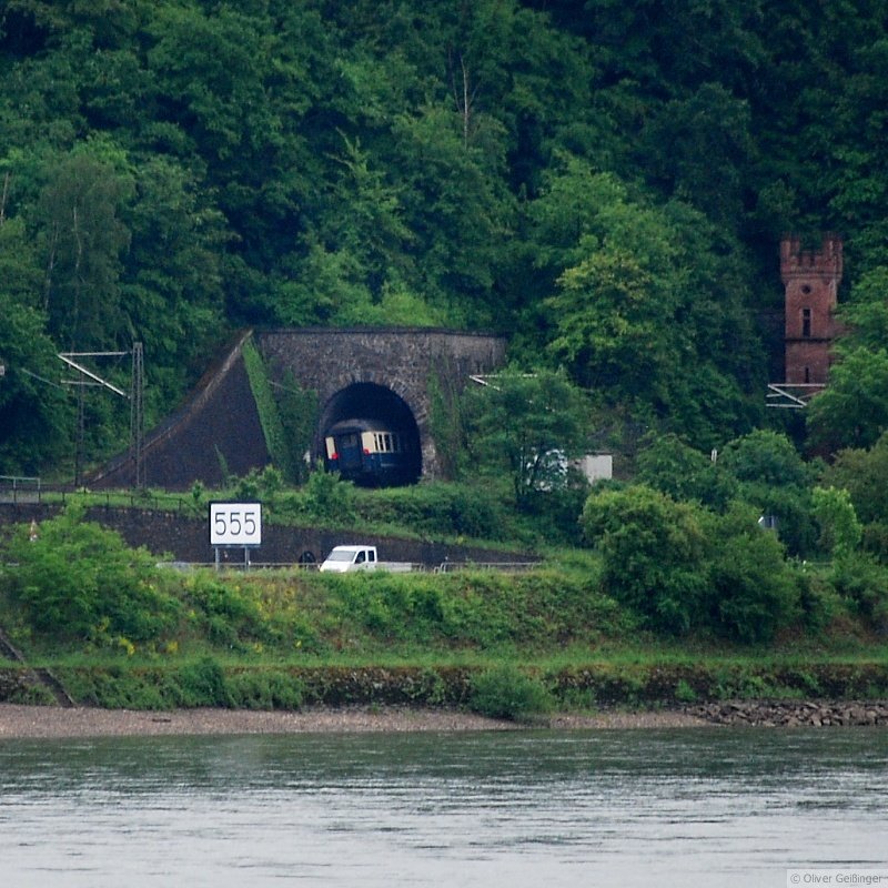 Details: Ein echter Zug im Loreleytunnel. Die roten Lichter schauen noch raus. Sonderzug der Frankfurter historischen Eisenbahn an der Loreley. (11. Mai 2009)