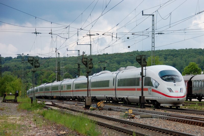 Deutlich erkennbar, wie sich dieses ICE 3 - Double bei Erreichen der Geislinger Steige  krumm  macht und die doch beachtliche Neigung unter die R�der nimmt. 20.05.2008