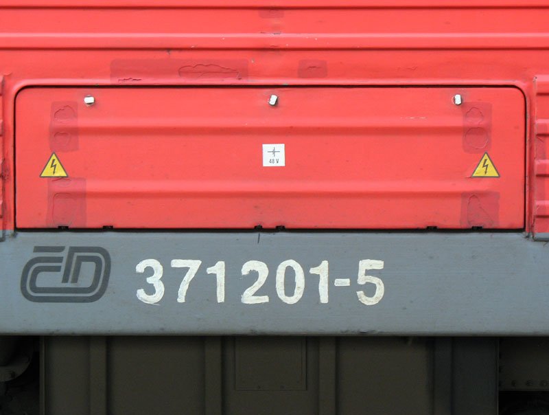 Deutlich erkennt man am Lokrahmen der ex DB 180 001, dass die jetzige CD Loknummer 371 201 von Hand angemalt wurde; 1.10.2007
