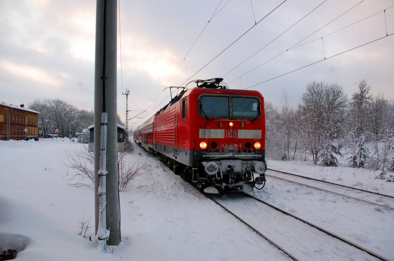 Deutlich vom Winter gezeichnet ist 143 639,  als sie mit einer RB nach Lutherstadt Wittenberg in Burgkemnitz einfhrt.