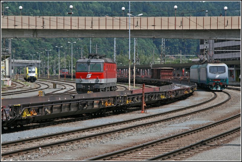 Deutsch-stereichisches-Italienisches Loktreffen in Kufstein:  Links  KNORR-EXPRESS  ES64U2-041, Mitte die Innsbrucker 9181 1144 205 und 243 (Hintergrund) und Rechts 9183 0 412 020-0 und 011-9