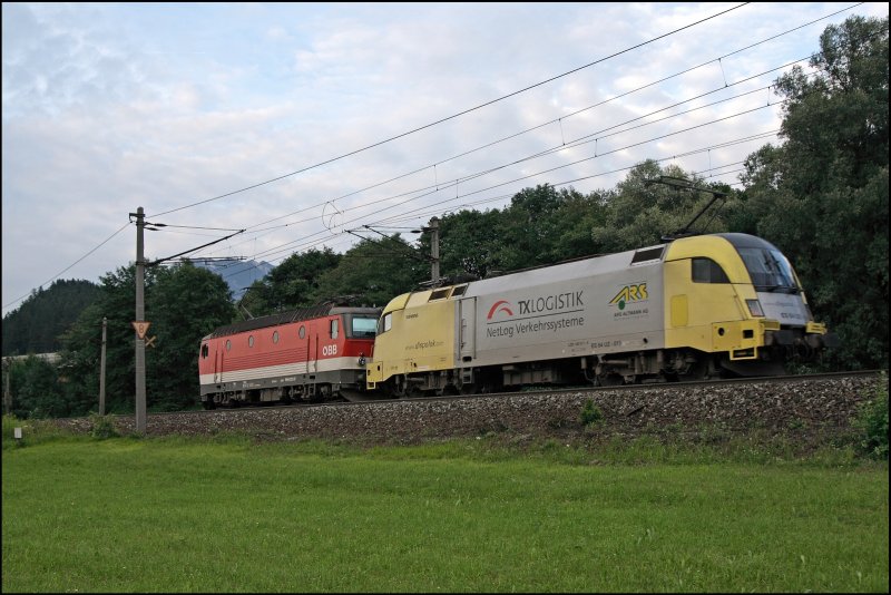 Deutsch-sterreichische Zusammenarbeit: Die Innsbrucker 1144 252 (9181 1144 252-2) und die ES64U2-011 von TX Logistik/NetLog Verkehrssysteme sind auf dem Weg nach Kufstein. (09.07.2008)
