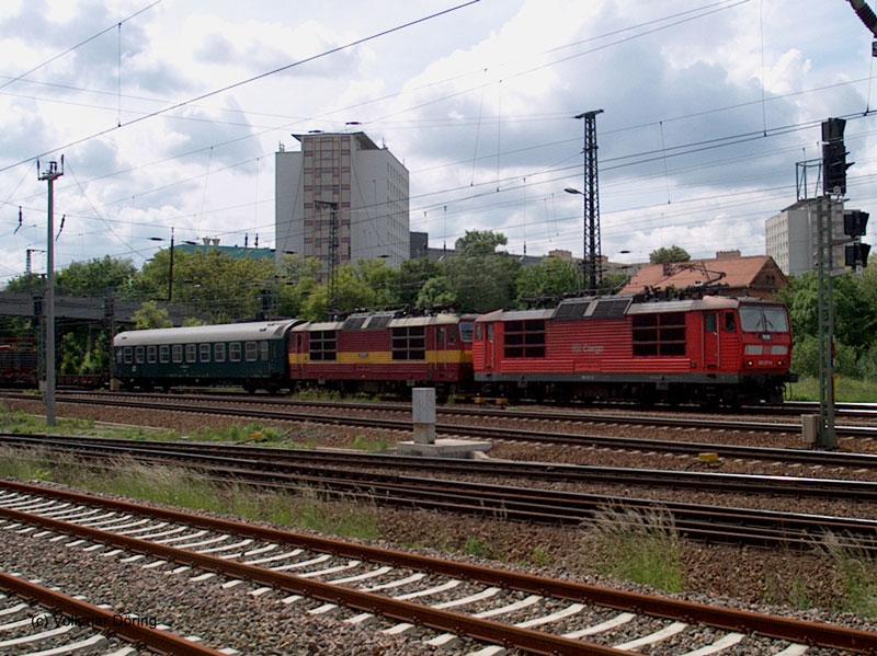 Deutsch-Tschechische Doppeltraktion: 180 017 und BR 372, das Pendant der tschechischen Bahn, bringen die  Rollende Landstrae  von Lovosice/Tschechien nach Dresden (21.05.03)

