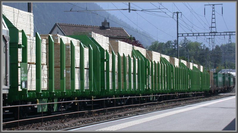 Deutsche Laaps beladen mit Brettern durchfahren Domat/Ems auf dem Weg nach Chur. (24.05.2007)