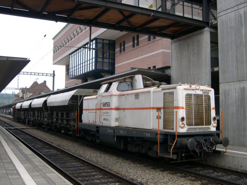 Deutsche Loks in der Schweiz? Ja soweis gibt es nicht erst seit der beschaffung der Reihe 185. Sersa Bauunternehmung kaufte vor langer Zeit in Deutschland nicht mehr bentigte V 100 und setzt sie heute im Bauzugdienst ein. Am 11.07.2005 vergngt sich Am 847 951-1 vor einigen Schotterwagen in Spiez.