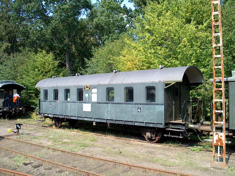 Deutsche Reichsbahn: Einheits Durchgangswagen 4. Klasse fr Hauptbahnen Nr. 52712 Elberfeld, in Niet-Aufbau, gebaut 1927 in Hagen; Freigelnde Eisenbahnmuseum Lokschuppen Aumhle, 05.09.2004
