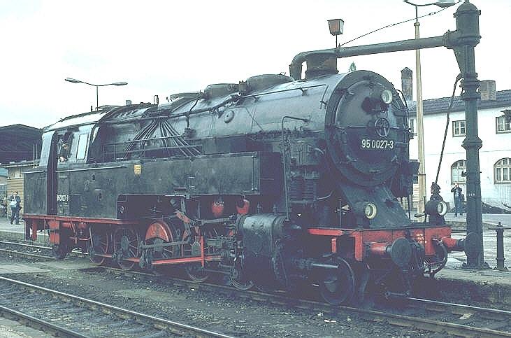 Deutsche Reichsbahn Mai 1981,Lok 95 0027-3 (1923/24)beim Wasser nehmen in Saalfeld.Nach R�ckbau auf Rostfeuerung 1982 erhielt sie die Nummer 95 1027(Archiv P.Walter)