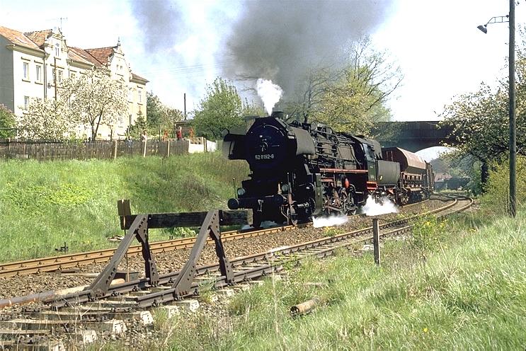 Deutsche Reichsbahn Mai 1983, Da war die Welt noch in Ordnung 
52 8192-8 vor einem Güterzug auf der Fahrt von Grossröhrsdorf nach Arnsdorf.(Archiv P.Walter)