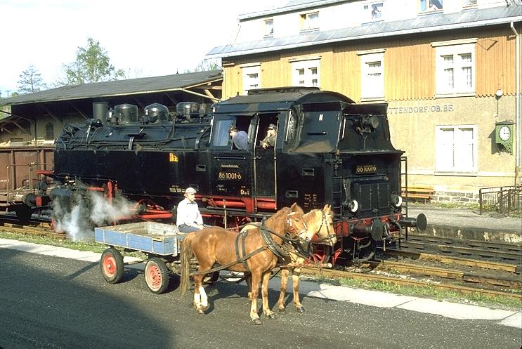 Deutsche Reichsbahn Mai 1983,Lok 86 1001-6 rangiert in Crottendorf
(Archiv P.Walter)