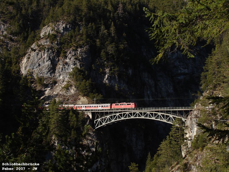 Deutsche Type 111 betritt die Brcke ber den Schlobachgraben, ber welche sie ihren Zug auf Innsbruck zu zu geleiten gedenkt. Im Feber 2007 kHds