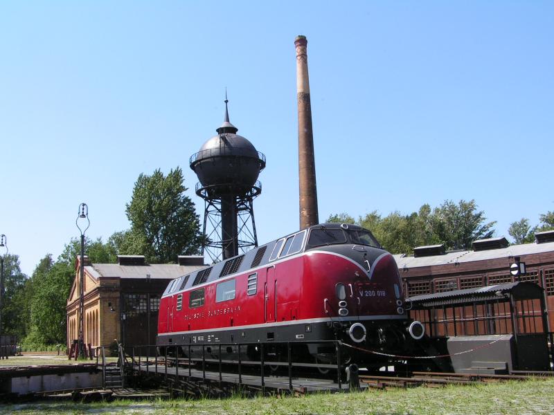 Deutsches Technikmuseum Berlin(ehemaliges BW Anh.Bf.)Eine Lok der BR V 200 auf der sdlichen Drehscheibe.Im Hintergrund der Wasserturm.Bln.28.05.05