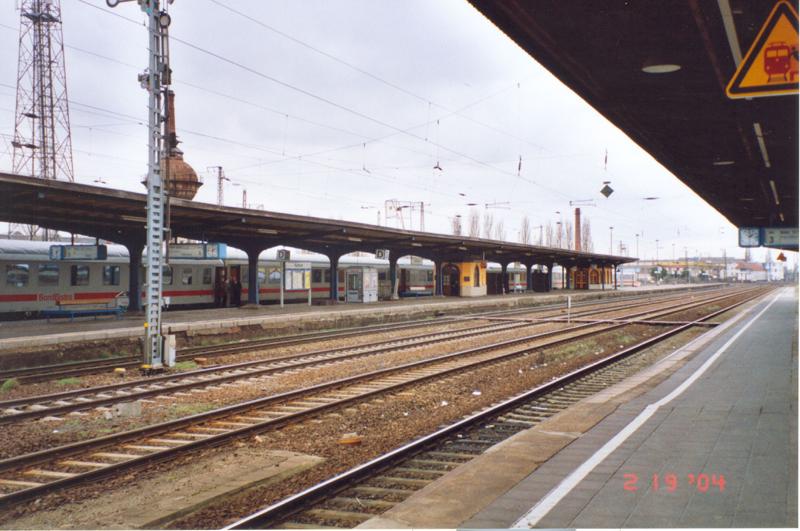 Deutschland\Bahnhfe\Kthen(Anhalt)
Zu sehen ist Gleis 3 hier fahren die Zge Richtung Dessau und Gleis 4 wo die Zge Richtung Halle(Saale)fahren