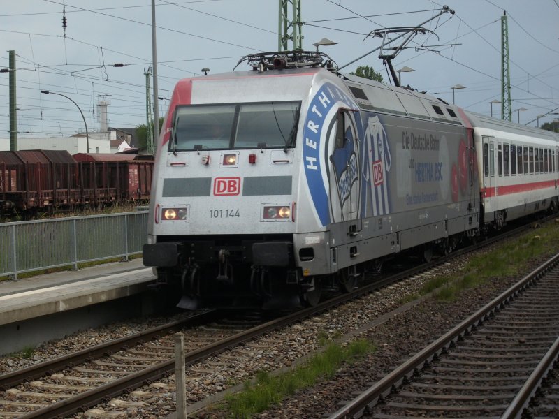 Deutschlands Momentan wohl schnste 101(meine Meinung)die Hertha-Lok 101 144 am 21.Juni 2009 mit dem IC 2213 Binz-Stuttgart in Bergen/Rgen.