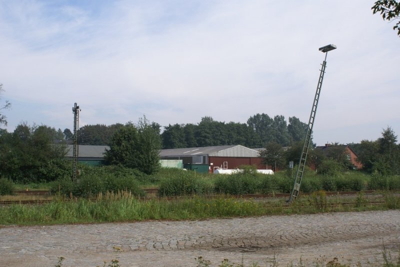 Deutschlands schiefster (Bahn)-Lampenmast steht wohl in St. Michaelisdonn, an der KBS 130.Bild vom 23.08.2007.