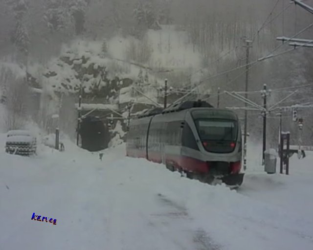 Dez. 2007 Bm 93 verlt den Bahnhof Dombs