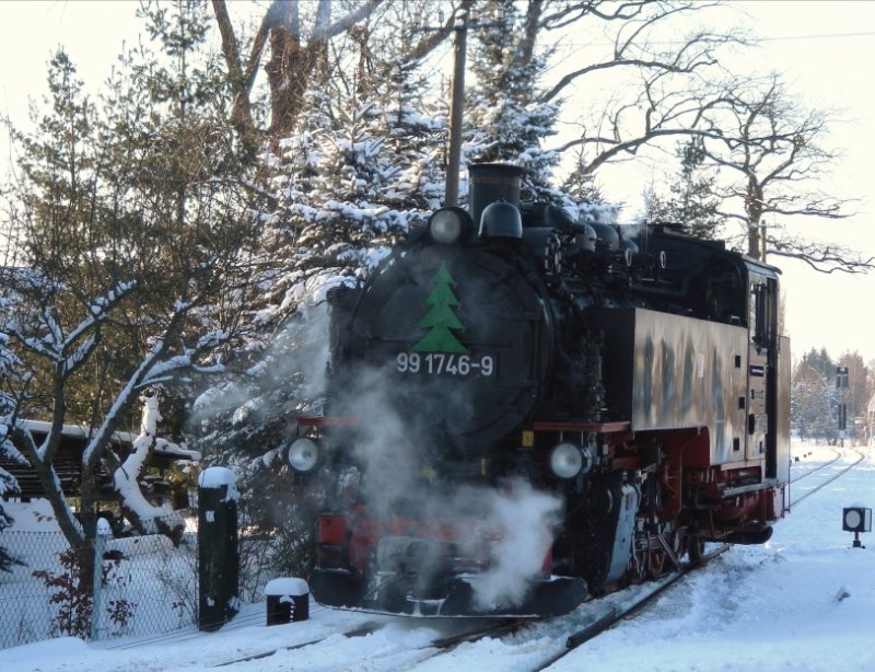 Dezember 2005 - 99er  Lnitzdackel  hat einen Zug bis Bhf Moritzburg gebracht und wird nun an das andere Ende gesetzt, um  Tender voraus  nach Radebeul zurckzufahren. (Nicht alle Zge fahren bis Radeburg) 