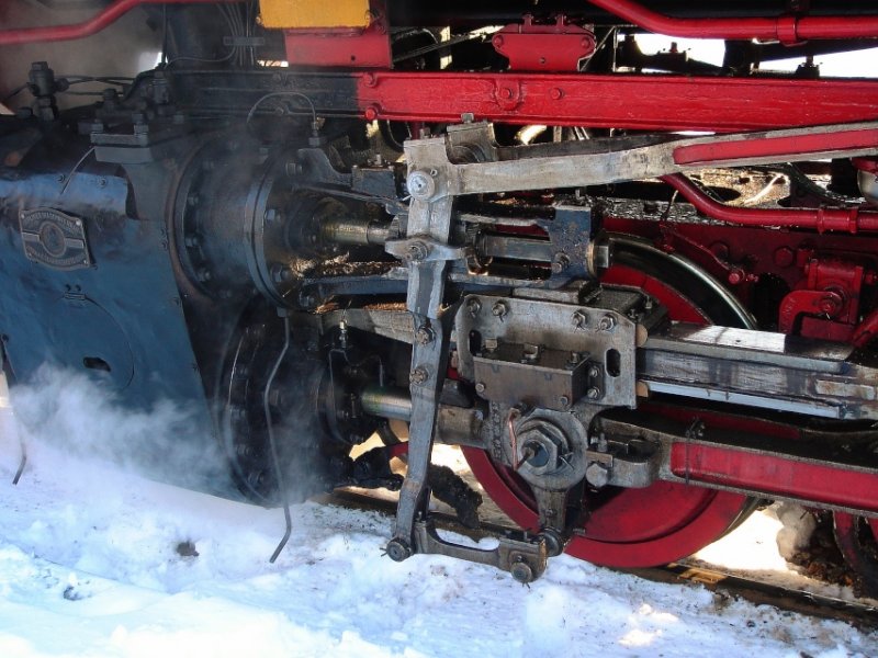 Dezember 2005 Lnitzdackel im Bahnhof Moritzburg
