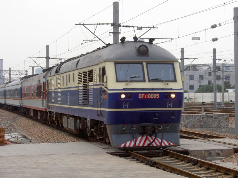 DF 11 0085 mit einfahrendem Schnellzug am 05.08.2007 in Shanghai Sdbahnhof.