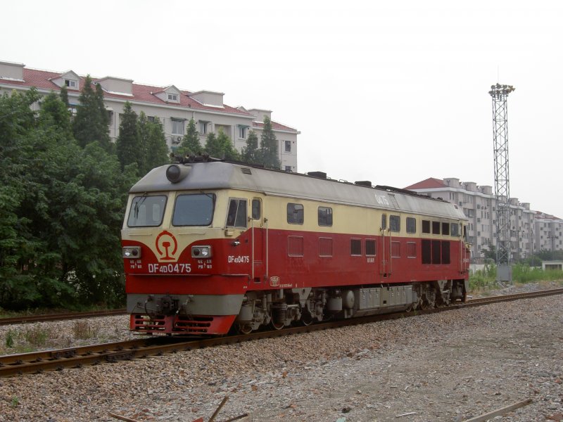 DF 4D 0475 am 05.07.2007 bei Rangierarbeiten im Shanghai Sdbahnhof.
