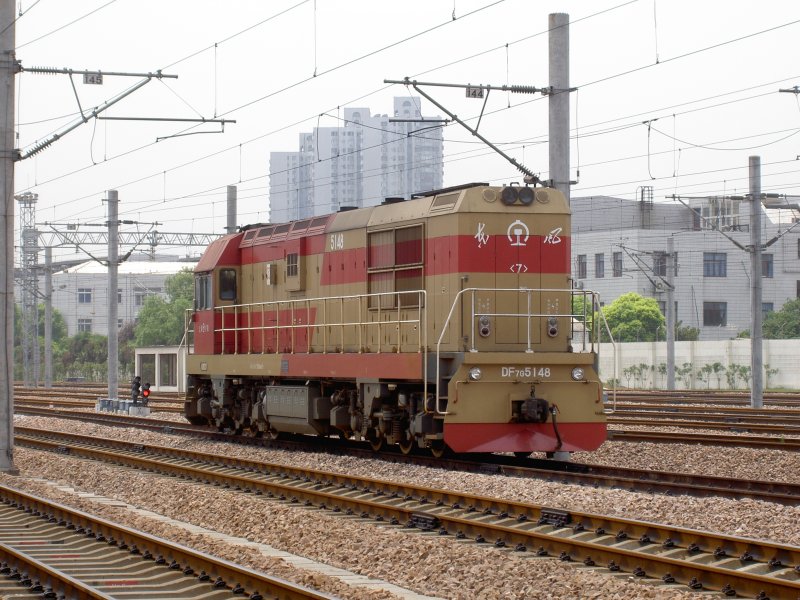 DF 7G 5148 am 05.08.2007 in Shanghai Sdbahnhof.
Interessant sind auch die Signale zwischen den Schienen.