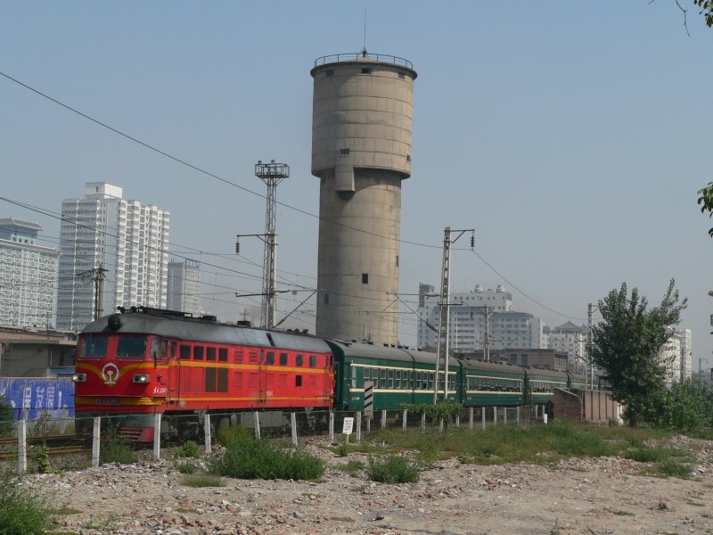 DF4 2391 mit einem Schnellzug bei der Ausfahrt aus Xi'an. 09/2007