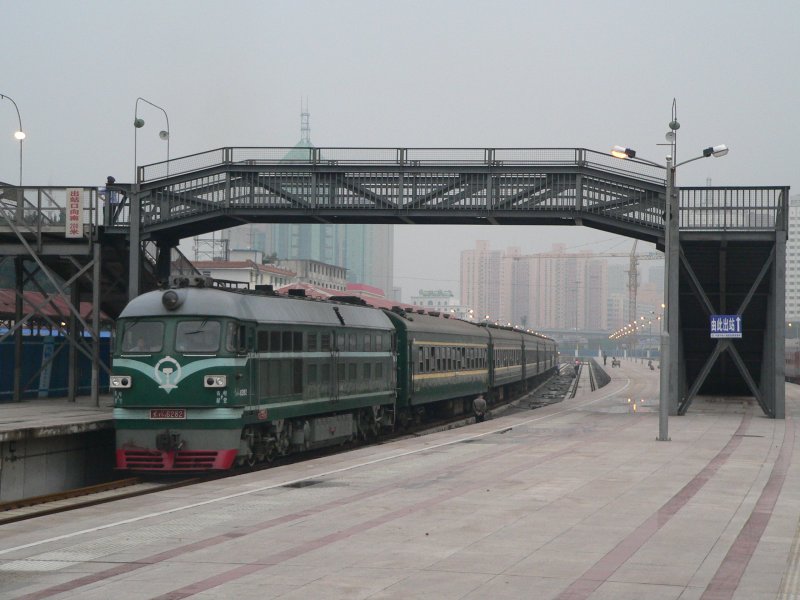 DF4 6282 in Peking Nordbahnhof (Xizhimen) vor einem Schnellzug.