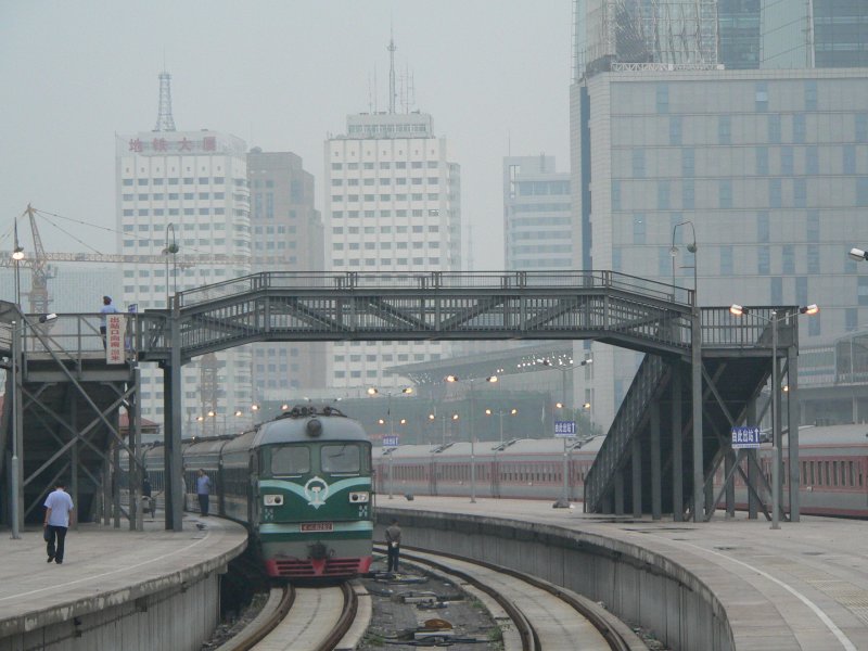 DF4 6282 in Peking Nordbahnhof (Xizhimen) vor einem Schnellzug.