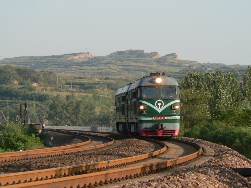 DF4 8497 und DF4 6295 fahren ohne Zug durch Luoyang. 19.9.2007