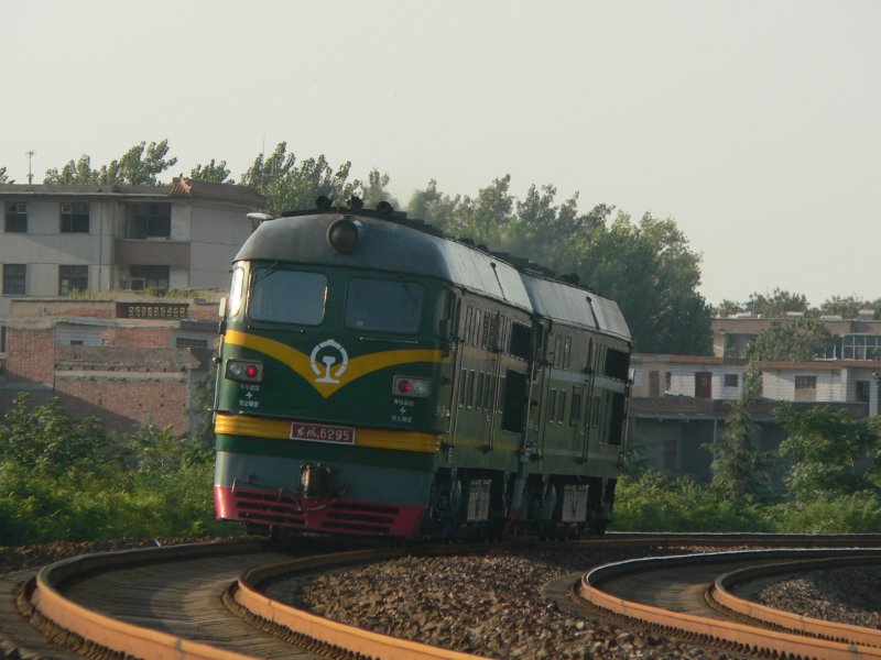 DF4 8497 und DF4 6295 fahren ohne Zug durch Luoyang. 19.9.2007
