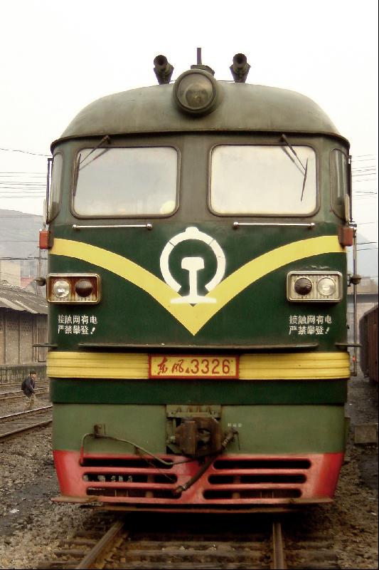 DF4(B) 3326 gesehen in Sanjiang, Dezember 2002 - Die sechsachsige Maschine der Type DF4 ist die Universallok der Chinesischen Eisenbahnen und im ganzen Land zu sehen. Sie existiert in den Ausfhrungen A, B, C & D - siehe auch:  http://www.railwaysofchina.com/df4.htm