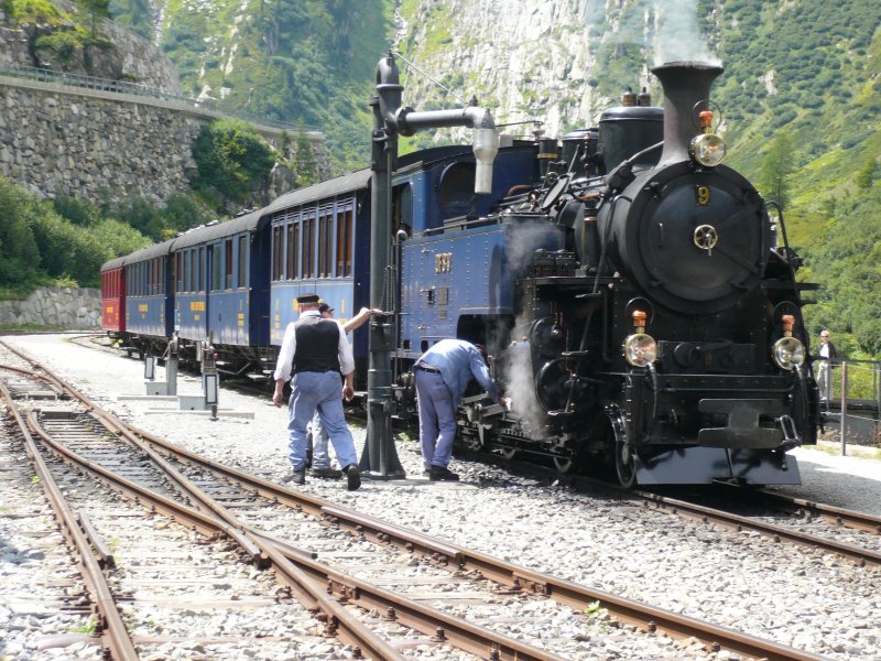 DFB 9 steht am 13.8.2007 mt dem Zug nach Realp in Gletsch