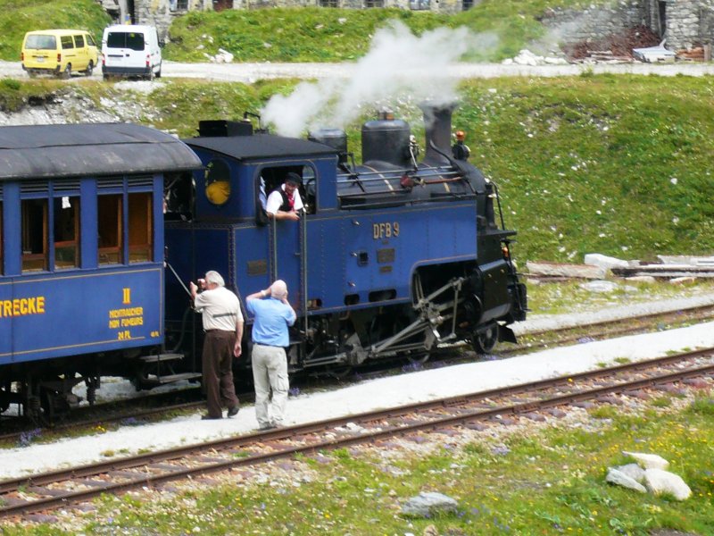 DFB 9 steht am 13.8.2007 mit dem Dampfzug nach Realp kurz vor der Einfahrt in den Furka Scheitteltunnel
