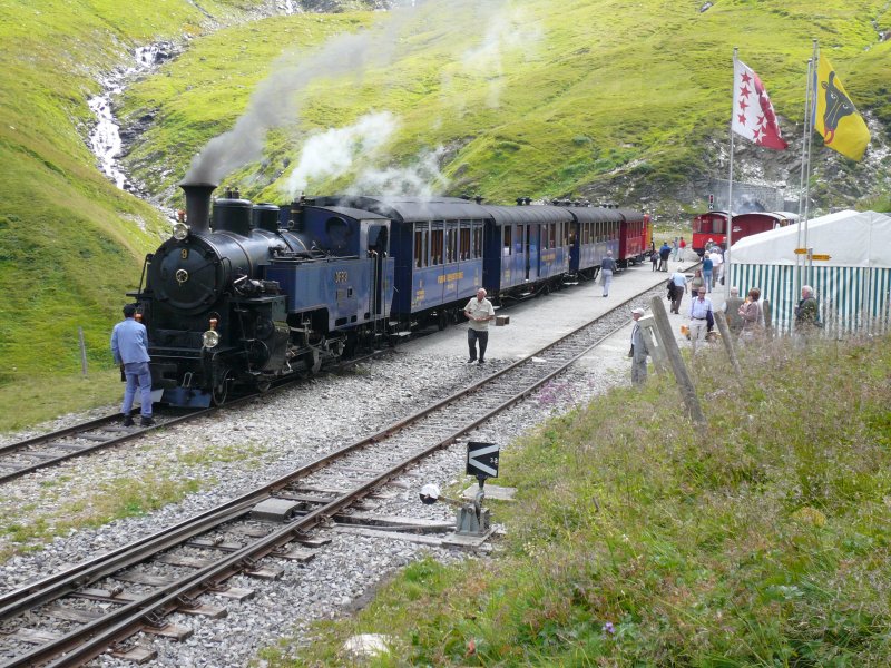 DFB 9 steht am 13.8.2007 mit dem Zug nach Realp in Furka