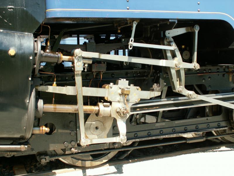 DFB Dampflok HG 3/4  Gletschhorn  Blick auf die Walschaerts Kolbenschiebersteuerung.14.07.05