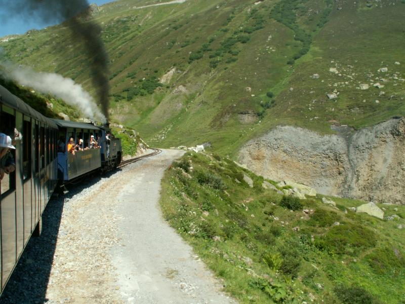 DFB Dampfzug mit Lok Nr.9 auf dem Weg zur Furka-Station.14.07.05