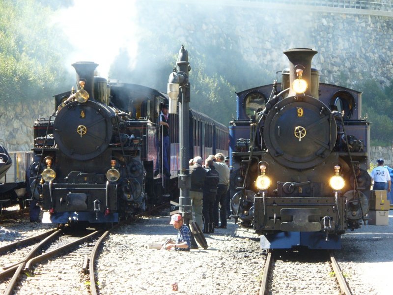 DFB - Zahnrad Dampfloks HG 3/4 4 mit Zug und HG 3/4 9 mit Zug Zusammen im Bahnhof von Gletsch am 08.09.2007